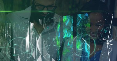 Ofisteki çeşitli iş arkadaşlarının üzerindeki şekiller ve dijital ekranlar. İş, ağ, bağlantılar ve teknoloji konsepti dijital olarak oluşturuldu.