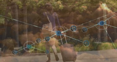 Dijital simgelerin oluşturduğu bir ağ, iş kadını ve tramvay çantasıyla sokakta yürüyor. Küresel ağ ve iş teknolojisi kavramı