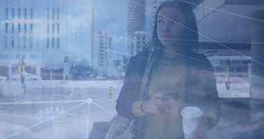 Akıllı telefon kullanan Afro-Amerikan iş kadınına karşı kurulan bir ağ görüntüsü. Küresel ağ ve iş teknolojisi kavramı