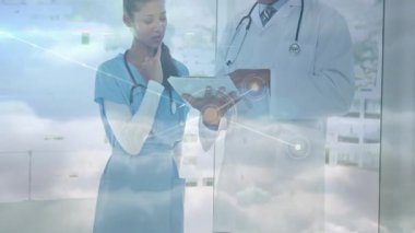 Klinik inceleme için ağ örtüsü artarken doktorla tableti tıkırdatan hemşire. Tıbbi personel, dijital sağlık, veri görselleştirme, işbirliği, teknoloji, sağlık, fütüristik