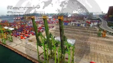 Noktalı küre, vinçlerin ve bahçedeki lojistiklerin üzerinde kayboluyor ve dönüyor. Liman altyapısı, nakliye, sanayi manzarası, lojistik merkezi, ticari nakliye, ulaşım ağı, deniz sanayii