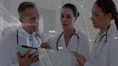 Üç doktor tableti tıkırdatıyor ve teşhis için animasyon kaplamalar kullanıyor. İşbirliği, teknoloji, sağlık, dijital, profesyonellik, yenilik, iletişim