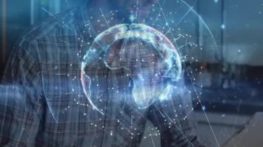 Masa başında oturan bir adam gövde üzerinde oluşan teknolojiyi gözlemliyor, Afrika üzerinde dönen bir dünya. Futuristik, dijital, bağlantı, yenilik, çalışma alanı, teknoloji, veri görselleştirmesi