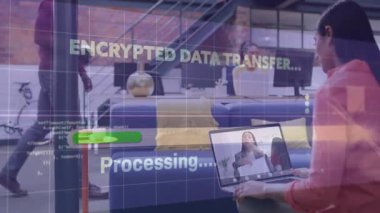 İş arkadaşı yanından geçerken, güvenli veriler için üst üste dizüstü bilgisayarı kullanan kadın işlem çubuğunu dolduruyor. Ofis, takım çalışması, teknoloji, işbirliği, modern, profesyonel, iletişim