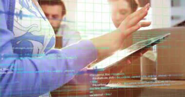 Ofiste teknik demo sunan bir kadın, analiz için tablet animasyon çizelgelerini tıklatıyor ve aşırıyor. Teknoloji, işbirliği, analitik, dijital, yenilik, profesyonel, veri