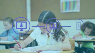 Kırmızı kalemle yazı yazan sınıf öğrencisi bilgisayarlı akıllı telefonu birbirine bağlayan dijital simgeyi görselleştiriyor. Eğitim, öğrenim, okul, teknoloji, işbirliği, odak, gençlik