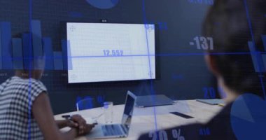 Sürücü iş analistindeki veri kayması ölçümleri kaydederken ekranda canlandırılmış bar grafiği kayıyor. Analizler, iş dünyası, sunum, dijital, profesyonel, modern, takım çalışması