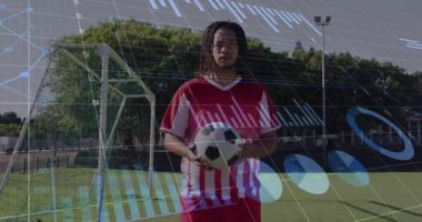 Futbolcu sahada top tutumunu değiştirirken analitik kaplama oyun sezgilerini geliştiriyor. Sporcu, performans, yenilik, teknoloji, açık hava, rekabetçi, fütürist