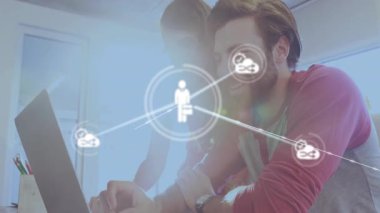 Öncü ve geliştirici, dizüstü bilgisayarı kişi simgesi olarak inceleyip bulut ağını genişletiyor. İşbirliği, takım çalışması, dijital bağlantı, veri paylaşımı, modern çalışma alanı, iletişim, yenilik