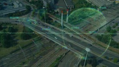 Şebeke üst geçidi, arabaları ve trafik akışını tarayan tarama çemberini etkinleştiriyor. Ulaşım, altyapı, veri görselleştirme, kentsel çevre, teknoloji, ulaşım, hareket