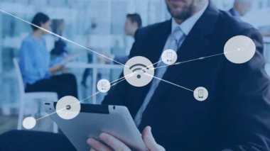 Erkek teknoloji yöneticisi tablet tutuyor. Kablosuz ağ haritasını etkinleştiriyor ve telefon simgeleri genişliyor. Teknoloji, bağlantı, takım çalışması, dijital, yenilik, şirket, ağ