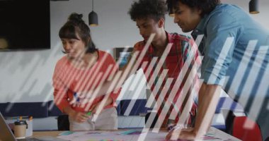 Diyagram takımını işaret ediyor işaretleri alıyor notlar yazıyor ve iş planı için dizüstü bilgisayarı inceliyor. İşbirliği, takım çalışması, beyin fırtınası, planlama, strateji, ofis, modern