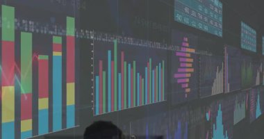 Sağlık paneli, doktorun işaret çizelgesini gösteriyor. Doktor, hasta ölçümlerini analiz için kaydırıyor. Tıbbi, analitik, teknoloji, yenilik, profesyonel, veri görselleştirme, sağlık