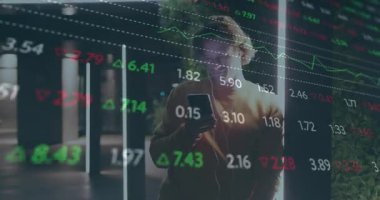 Akıllı telefonu dinleyen adam hisse senedi verilerini yüzdürmeye ve LED ışıklandırmalı koridorda pazar kazanımlarını izlemeye başladı. Teknoloji, finans, yenilik, analitik, modern, profesyonel, aydınlatma