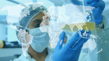 Dünya haritası büyüsü küçüldükçe kadın bilim adamı cep şişesini göz seviyesine yükseltiyor. Araştırma, yenilik, teknoloji, keşif, bilimsel, deneysel, dijital