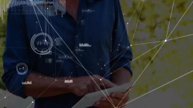 Adam tablet ekranını tıklatıyor ve açık hava analitik demosu için animasyon veri grafiklerini inceliyor. Teknoloji, veri görselleştirme, yenilik, profesyonel, açık hava, analitik, modern