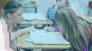 Eğitimde öğretmenlere rehberlik ederken dijital çizelgeleri başlatan çalışma kitabını açan çocuk. Eğitim, akıl hocalığı, öğrenim, akademik, öğretici, sınıf, kalkınma