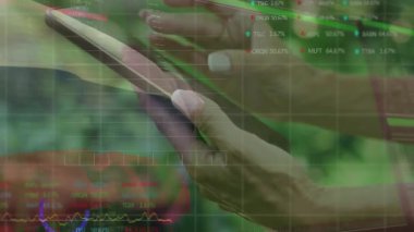 Olgun bir kadın, bahçe tezgahındaki eğilimleri incelerken tableti tıkırdatıyor. Teknoloji, finans, yatırım, veri, analitik, açık hava, profesyonel