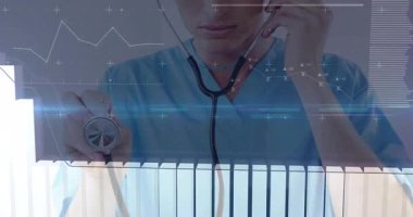 Çizelgedeki steteskopla yükselen çizgi grafiğiyle verileri eşleyen doktor. Tıbbi, analitik, teknoloji, yenilik, sağlık, veri görselleştirme, profesyonel