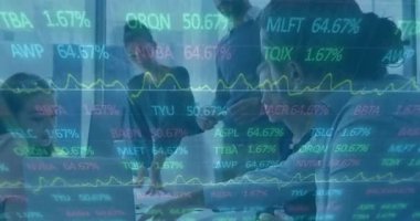 Piyasa eğilimlerini analiz etmek için dizüstü bilgisayara işaret eden ekip, tırmanma yüzdelerini kaplıyor. İş, takım çalışması, analiz, yenilik, yıpranma, profesyonel, finans