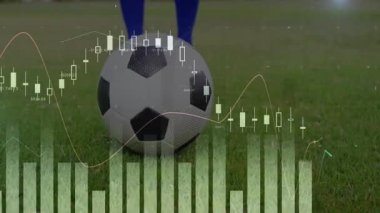 Futbolcu ağırlık değiştiriyor ve topa vuruyor. Finansal şamdan şeması dalgalanmaları gösteriyor. Spor, analitik, hareket, dijital, rekabet, strateji, fitness