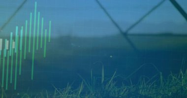 Başlangıçta sol görünen dikey yeşil çubuklar, ses yoğunluğunu genişletiyor ve dalgalandırıyor. Ses dalgası, dalga formu, veri görselleştirme, canlı, teknoloji, doğa, enerji