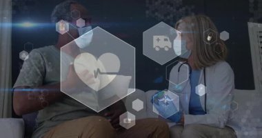 Hasta göğsüne dokunurken doktor da ikon ve şişe kullanarak tedaviyi açıklıyor. Tıbbi, sağlık, danışma, teknoloji, mesleki, sağlık, klinik