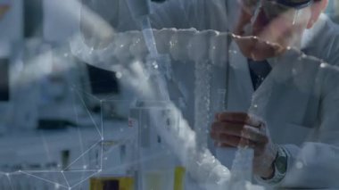 Biyoteknoloji bilimadamı, pipetle veri akışı sağlayan bir reaktör enjekte ederek havada asılı duran DNA sarmalına uzanıyor. Araştırma, laboratuvar, yenilik, biyoteknoloji, analiz, görselleştirme, doğruluk