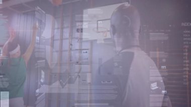 Beden eğitimi sporcusu basketbol topunu kaldırıyor, topu fırlatıyor ve koçla beşlik çakışıyor. Sporcu, akıl hocalığı, dinamik, kararlılık, atletizm, takım çalışması, eğitim