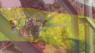 Asker, askeri eğitim sırasında elinde tüfekle merdiven tırmanma kulesine çıkıyor. Askeri, gözetleme, taktik, açık hava, silahlar, dayanıklılık, tetikte olma.