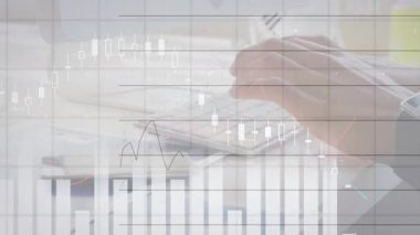 Finansal grafikler piyasa verilerini görselleştirirken akıllı ellerle tuşlara yazı yazarak açıyorum. Finans, analitik, teknoloji, veri, yatırım, ticaret, tablolar