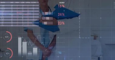 İki doktor panodaki tıbbi verileri inceliyor, grafikleri ve harita animasyonlarını görselleştiriyor. Tıbbi, analitik, profesyonel, teknoloji, işbirliği, tanı, veri odaklı