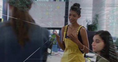 Kadın sunucu öne çıkıp teknoloji fikrini özetliyor, hologram kodu beyaz tahtaya bağlanıyor. İşbirliği, yenilik, teknoloji, beyin fırtınası, takım çalışması, fütüristik, modern