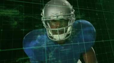 Futbolcu geri bildirim taraması yaparken güneşliğe basıyor ve dijital ızgarayı takip ediyor. Sporcu, spor, dijital, teknoloji, arayüz, simülasyon, eğitim