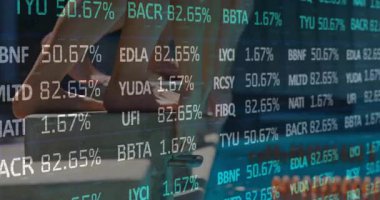 Ofisteki el, bavulları toplarken, piyasanın verilerini gösteren düğmeye basıyor. Seyahat, lojistik, teknoloji, iş, fütüristik, profesyonel, hareketlilik