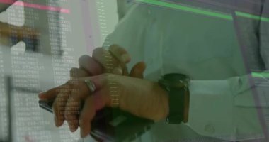 Ofiste akıllı telefonu kaydıran geliştirici kod yükleme başlatılıyor. Akıllı saat uyarılarını kontrol ediyor. Teknoloji, bağlantı, giyilebilir, modern, yenilik, dijital, profesyonel