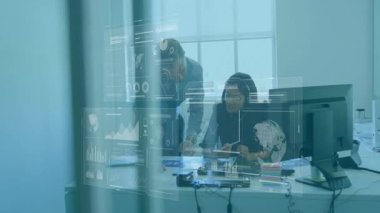 İşletme müdürü, çizelgeleri incelerken not alan proje inceleme analistinin grafiğini gösteriyor. Şirket, takım çalışması, veri, analiz, sunum, modern, profesyonel