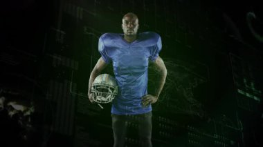 Erkek sporcu nefes alan tarama sahası kask ayarlama, atımlı teknoloji ızgarası sıradaki oyuna hazırlanıyor. Sporcu, spor, fütüristik, dijital, teknoloji, güç, kararlılık