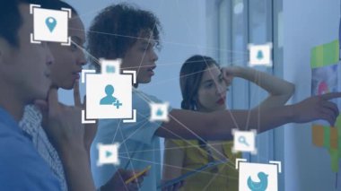 Meslektaşlar tablet tıklayarak animasyon simgelerini başlatıyor. Haritalar ve notlar üzerinde teknoloji ağını haritalıyorlar. İşbirliği, yenilik, beyin fırtınası, dijital bağlantı, takım çalışması, modernite, veri analizi