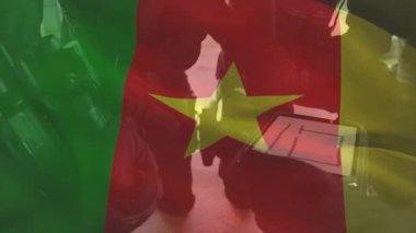 Askeri ekip dava açıyor, tablet yerleştiriyor, Kamerun bayrağı altında görev verilerine danışmanlık yapıyor. Askerler, taktik, takım çalışması, teknoloji, hazırlık, koordinasyon, kamuflaj