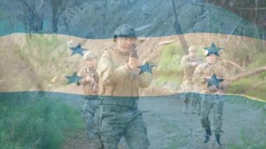 Askerler kayalık yolda ilerliyorlar. Tüfek ve yumruk işareti kaldırıyorlar. Hareketi durduruyorlar. Askeri, taktik, takım çalışması, dayanıklı, açık hava, macera, disiplin