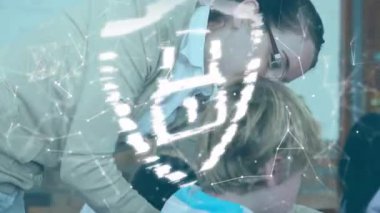 Öğretmenin elini uzatması ve kıvılcım saçarak asma kilit kalkanı oluşturması eğitimde çalışma kitabını örtüyordu. Eğitim, sınıf, akıl hocalığı, dijital güvenlik, e-öğrenme, yenilik, işbirliği