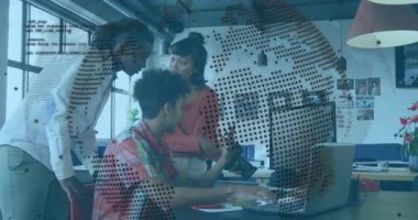 LCD 'yi işaret eden meslektaşından sonra dizüstü bilgisayar komutları yazan takım çekim ayarlarını tamamlıyor. İşbirliği, takım çalışması, teknoloji, modern, yaratıcı, üretkenlik, yenilik