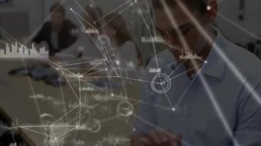 Konferans masasında tabletlere dokunan ve ağ örtüsünü kaldıran meslektaşlar veri içgörülerini üst üste koyuyor. İşbirliği, dijital, yenilik, teknoloji, takım çalışması, analitik, şirket