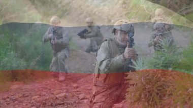 İtfaiye ekibi askeri dere devriyesine çıkıyor, öncü asker parmak kaldırıyor, kanatları tarıyor, güzergahı güvene alıyor. Askeri, taktik, takım çalışması, kamuflaj, açık hava, sert, disiplin