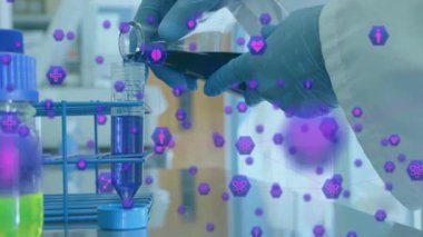 Teknisyen pompası, filtreleme sıvısı. Bu arada mor simgeler araştırma laboratuarı bankında dönüyor. Laboratuvar, bilim, araştırma, teknoloji, yenilik, kesinlik, analitik