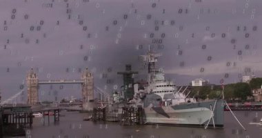 Sakin nehir ikili rakamları Belfast ve Tower Köprüsü 'nün üzerine düşüyor. Yağmur, hayalet figürlerini ortaya çıkarıyor. Endüstriyel, dijital, fütüristik, tek renkli, teknoloji, kentsel, kavramsal