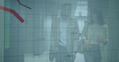 Meslektaşlar iş koridorunda yürürken net kılavuz ve akım çizgileri animasyonlarına neden oluyorlar. İş, analitik, teknoloji, şirket, veri, strateji, büyüme