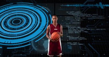 Basketbol tutan bayan sporcu ve teknoloji eğitimi için kod akışlarıyla gelecekçi HUD 'yi etkinleştiriyor. Sporcu, spor giyim, dijital, yenilik, teknoloji, rekabet, dinamik