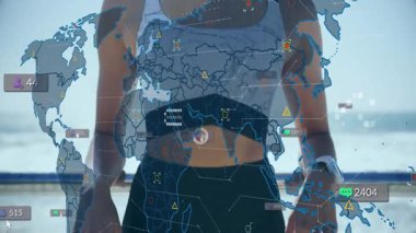 Kadın plaj korkuluklarında aktifleştirici harita gövdede kayboluyor, ikonlar teknik izleme için canlanıyor. Dijital, bağlantı, modern, teknoloji, açık hava, canlı, veri